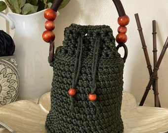 A bucket crochet bag