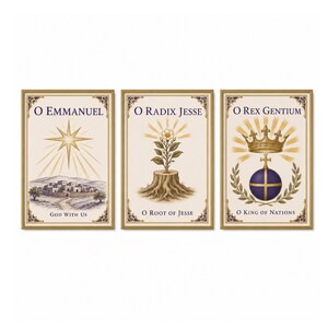 Puede incluir: Tres impresiones rectangulares con bordes dorados. La primera muestra una estrella sobre un pueblo con el texto O EMMANUEL GOD WITH US. La segunda muestra una planta sobre un tocón con O RADIX JESSE O ROOT OF JESSE. La tercera muestra una corona y un orbe con O REX GENTIUM O KING OF NATIONS.