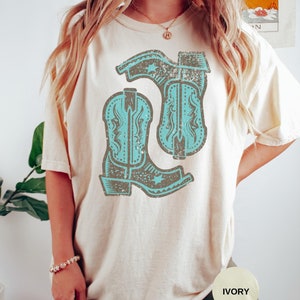 Vintage Western Cowboy Boots Shirt Gift for Cowgirl Comfort Colors® Oversized Trendy Graphic Tee Country Shirt for Woman Retro Western shirt