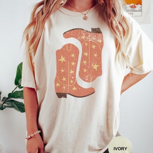 Vintage Western Cowboy Boots Shirt Gift for Cowgirl Comfort Colors® Oversized Trendy Graphic Tee Country Shirt for Woman Retro Western shirt
