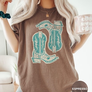 Vintage Western Cowboy Boots Shirt Gift for Cowgirl Comfort Colors® Oversized Trendy Graphic Tee Country Shirt for Woman Retro Western shirt