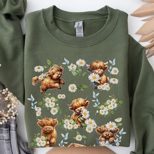 Cottagecore Highland Cow Sweatshirt Wildflower Highland Cow Shirt Aesthetic Floral Animal Sweater Farm Gifts for Cow Lover Daisy Sweatshirt