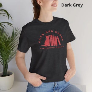 T-shirt femme amateur de livres et de chats T-shirt mignon sur le thème des chats et des livres Cadeau parfait pour les lecteurs et les propriétaires de chats T-shirt chats et livres image 9