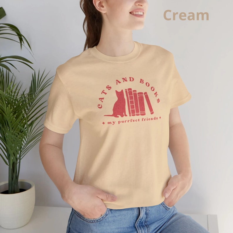 T-shirt femme amateur de livres et de chats T-shirt mignon sur le thème des chats et des livres Cadeau parfait pour les lecteurs et les propriétaires de chats T-shirt chats et livres image 5