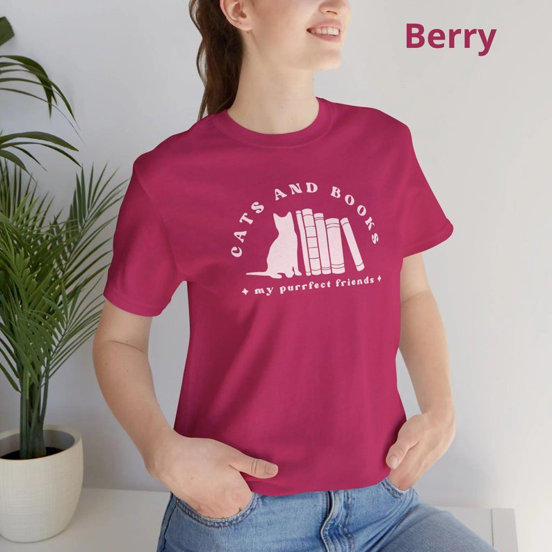 T-shirt femme amateur de livres et de chats T-shirt mignon sur le thème des chats et des livres Cadeau parfait pour les lecteurs et les propriétaires de chats T-shirt chats et livres image 6