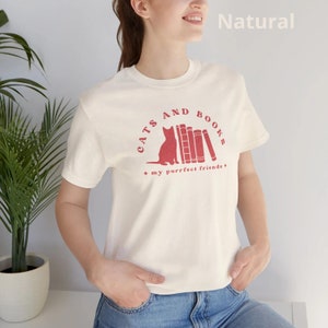 T-shirt femme amateur de livres et de chats T-shirt mignon sur le thème des chats et des livres Cadeau parfait pour les lecteurs et les propriétaires de chats T-shirt chats et livres image 4