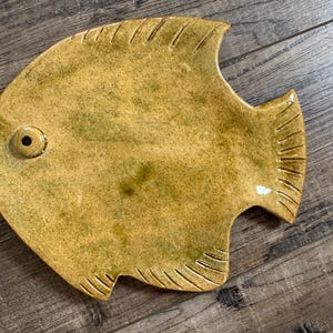 Bandeja de cerámica con forma de pez - Bandeja decorativa con forma de pez de playa - Decoración de cerámica con forma de pez - Decoración playera de cerámica - Decoración de cerámica con forma de pez hecha a mano - Arte playero - Casa de playa