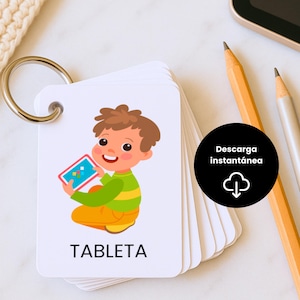 Pode incluir: Um conjunto de cartões flash unidos por um anel de metal. Cada cartão apresenta uma ilustração de desenho animado de uma criança segurando um tablet. A palavra "TABLETA" está impressa na parte inferior do cartão. Um círculo preto com texto branco e um ícone de nuvem também é visível.