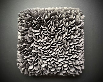 Hyazinthe - Große schwarze strukturierte Porzellanwandfliese - Keramikwandskulptur - Keramikwandkunst - Porzellanskulptur - Küstenwandkunst