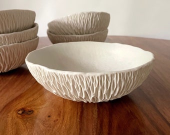 Medium Geode Bowl - Sneeuwvlok witte keramische kom, gastvrouw cadeau, cadeau voor haar, handgemaakt aardewerk, porseleinen kom