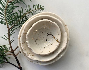 Little Set of 3 Porcelain Nesting Bowls, White and Gold Splatter Ceramic Bowl Set, White Ceramic Bowls, Holiday  Table