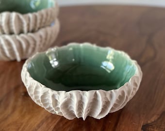 Jadegrüne mittlere Jakobsmuschelschale - grün und weiß strukturierte Keramikservierschale, handgefertigte Keramikschale, Catch All