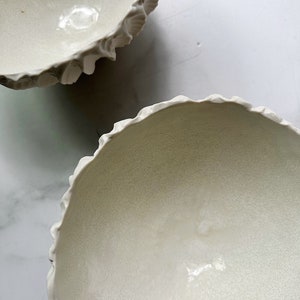 Große Schneeflocke weiße Jakobsmuschel Schale weiße handgefertigte Keramikschale, Porzellanschale, Keramikschale, Obstschale Bild 10