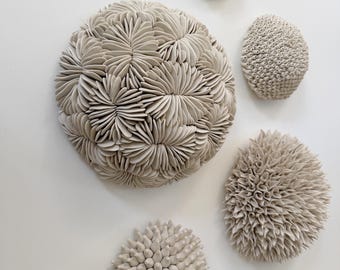 Instalación de escultura mural de porcelana – Estuario - HECHO A LA MEDIDA - Arte de cerámica inspirado en el océano con forma de arrecife de coral (53 x 71 cm)