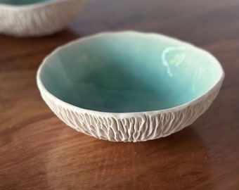 Medium Blue Geode Bowl - Koperblauw, Moderne Keramische Kom, Handgemaakt Aardewerk, Cadeau voor haar, Snuisterijschotel, Sieradenschotel