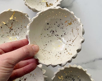 Kleine gouden Splatter Scallop Bowl - kleine keramische kom, handgemaakt aardewerk, ringschotel, knijpkom, kleine porseleinen schotel