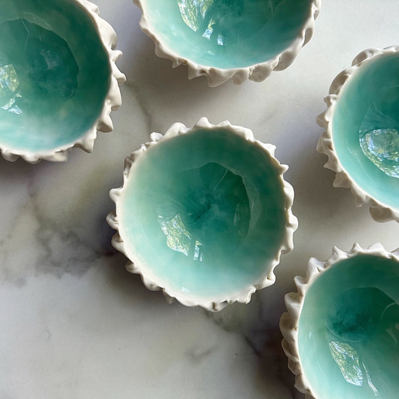 Petit bol bleu à pétoncles porte-anneaux en porcelaine blanche, bol décoratif fait main image 7
