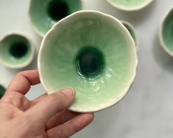 Petit bol géode vert jade - Bol décoratif en céramique fait main, anneau en porcelaine texturée