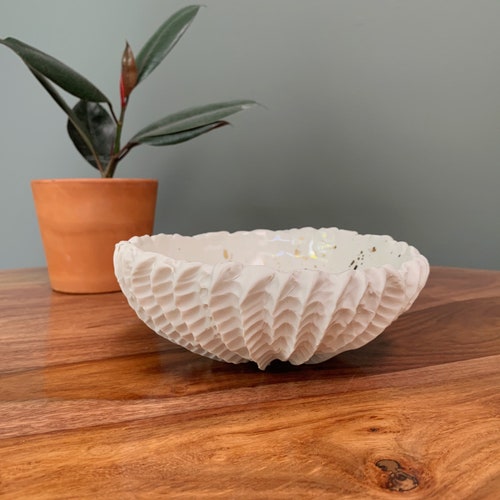 Medium Gold Splatter Scallop Bowl - Gold White Ceramic Bowl, Handmade shops Ceramic Bowl, Large Serving Bowl, Fruit Bowl