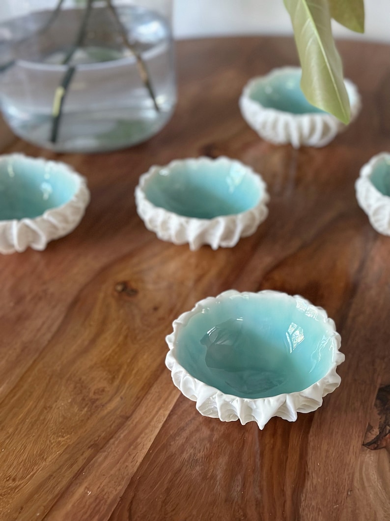 Petit bol bleu à pétoncles porte-anneaux en porcelaine blanche, bol décoratif fait main image 6