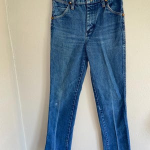 K&ouml;nnte beinhalten: Blaue Jeans aus Denim mit klassischem F&uuml;nf-Taschen-Design. Die Jeans haben einen geraden Bein-Schnitt und h&auml;ngen an einem transparenten Kunststoffb&uuml;gel. Die Jeans haben einen Knopf- und Rei&szlig;verschluss.