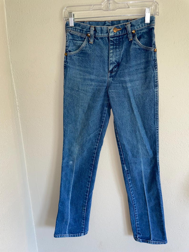 K&ouml;nnte beinhalten: Blaue Jeans aus Denim mit klassischem F&uuml;nf-Taschen-Design. Die Jeans haben einen geraden Bein-Schnitt und h&auml;ngen an einem transparenten Kunststoffb&uuml;gel. Die Jeans haben einen Knopf- und Rei&szlig;verschluss.