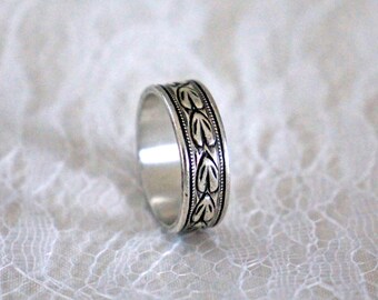 vintage sterling silver band, wide ring engraved with elongated hearts or abstract leaves, STERLING patterned band, size 6