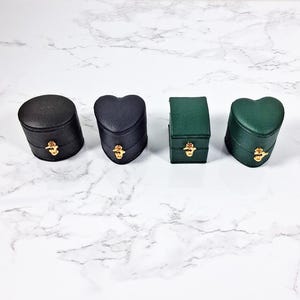 Caja pequeña para anillos, soporte vintage de cuero sintético para anillos de compromiso, variedad de colores y formas.