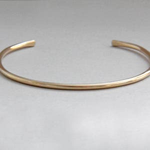 Bracelet manchette rempli d&#39;or 14 carats : jonc minimaliste en or fin (2 mm)