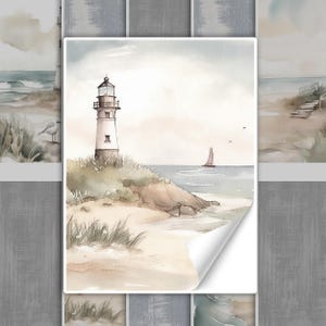 Könnte beinhalten: Ein Aquarellbild eines Leuchtturms an einem felsigen Ufer mit einem Segelboot in der Ferne. Der Himmel ist hellblau und das Wasser ist hellblau. Der Leuchtturm ist weiß mit einem roten Dach und einer schwarzen Tür. Das Ufer ist mit grünem Gras und braunen Felsen bedeckt.