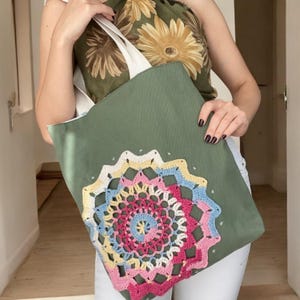 Handgemachte häkeln Mandala Tragetasche, häkeln Mandala Stoff Schultertasche, natürliche tägliche Sporttasche, bunte Mandala gestrickte Tasche, einzigartiges Design