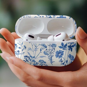 Cute AirPod Case Floral Pattern AirPod Case With Keychain Apple AirPod Case 1 2 Air Pods Pro Case Cover Aesthetic AirPod Case Blue Toile