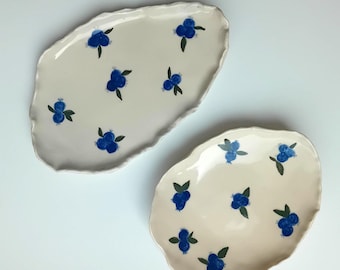 Platos de cerámica pintados a mano con diseño de arándanos