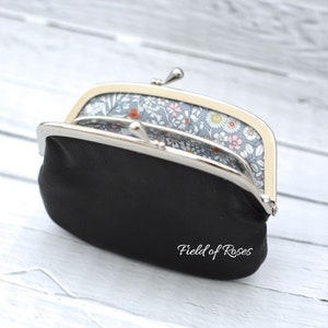 Cartera de mujer con marco de cuero y divisor Liberty of London negra de 2 secciones y 2 compartimentos