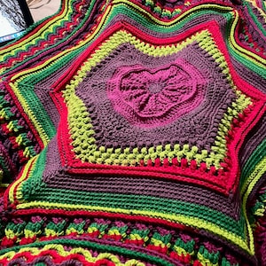 Gehäkelte Hexagon-Decke - 54 in x 42 in - Lila, Fuchsia, Limettengrün, Grün, Rot