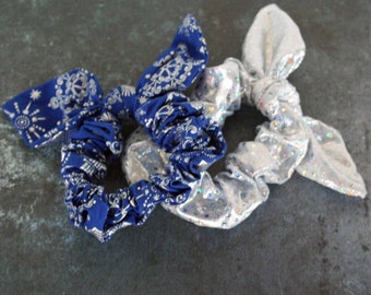 Christmas Winter Snowflake bow scrunchie 2pack ~ Bow Scrunchies, Scrunchie set, scrunchy pack, Christmas