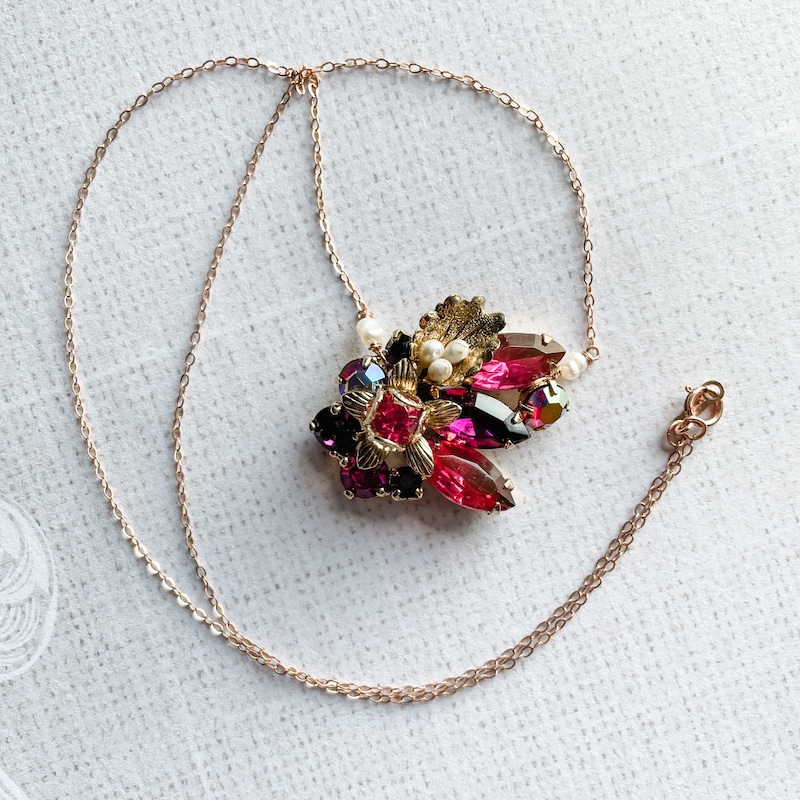 RG MAGENTA MEDALLION NECKLACE main image 0