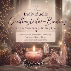 Op de afbeelding: Een brandende kaars in een glazen houder met textuur, omringd door verschillende heldere kristallen en gedroogde bloemen. De afbeelding bevat de tekst: Indviduelle Geistbegleiter-Bindung, Für eine Verbindung, die längst da ist, VanneyMoon.