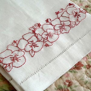 Handbroderimönster för kökshanddukar med penséblommor