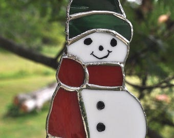手作りのステンドグラスの雪だるまサンキャッチャー（赤い薄っぺらな