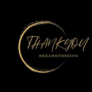 K&ouml;nnte beinhalten: Schwarzer Hintergrund mit einem goldfarbenen Kreis und Text. Die Worte "THANK YOU" sind in einer Schreibschrift geschrieben, darunter "DREAM OF DESING" in kleinerer, serifenloser Schrift.