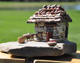Pequeña casa de piedra iluminada: El Retiro Artístico del Duende (Miniatura)