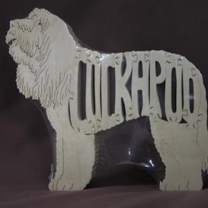 Puede incluir: Un rompecabezas de madera de un perro con la palabra "WIKAPOO" escrita en su cuerpo.