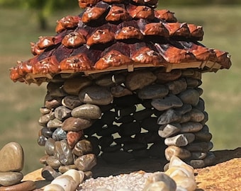 Pequeño refugio de duendes de piedra, casa de gnomos en miniatura, arte natural