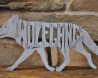 Figura de juguete de madera cortada a mano con el nombre de Wolfgang Wolf