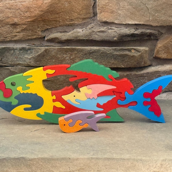 Grand poisson tropical, jouet puzzle en bois coloré découpé à la main avec une scie à chantourner