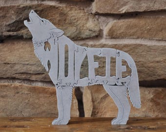 Figura de juguete de madera cortada a mano con el nombre de Wolfgang Wolf