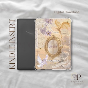 Puede incluir: Una funda Kindle Insert con temática de fantasía. La funda presenta un diseño decorativo con un marco dorado, un ángel, un dragón y elementos florales. El texto incluye "Darling" y "Fantasy Reader". El fondo es un patrón suave de estilo vintage.