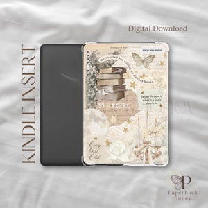 Op de afbeelding: Kindle-inzetstuk met een collage-ontwerp. Het ontwerp bevat een stapel boeken, een maan, sterren en een vlinder. Tekst bevat "Darling", "ST RGIRL", "Cosy Girl Club" en "Angel". De tekst "Digital Download" is ook zichtbaar.