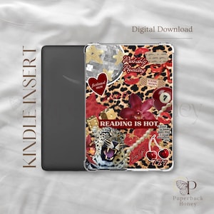 Può includere: Una custodia per Kindle Paperwhite con un design a collage che presenta una stampa leopardata, ciliegie rosse, una palla da discoteca e il testo "Probably Reading" e "Reading is Hot".